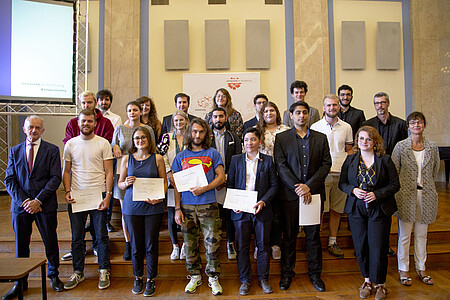 La promotion 2019 du Diplôme universitaire de l'engagement étudiant (DUEE), remis lors de la cérémonie de rentrée, avec Pierre Veinante, son responsable pédagogique, et Marine Stoffel, vice-présidente vie universitaire.