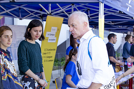 Michel Deneken, président de l'Unistra, de passage sur le Village des services, mardi 3 septembre.